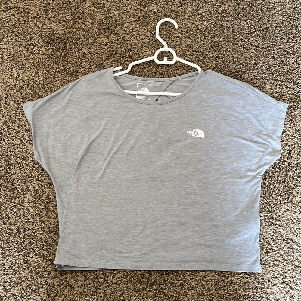 Cropped north face shirt